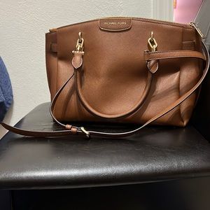 Michael Kors Brown bag. Good condition. Brand new. Size medium.